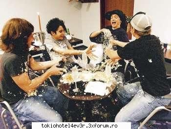 poze cu membrii TOKIO HOTEL - just some fun....:D - Forum MUZICA-TOKIO HOTEL