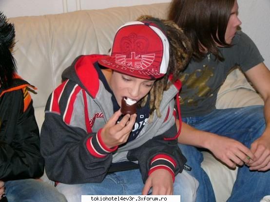 poze cu membrii TOKIO HOTEL - lol! de parca n-are bani sa isi cumpere ceva de - Forum MUZICA-TOKIO HOTEL